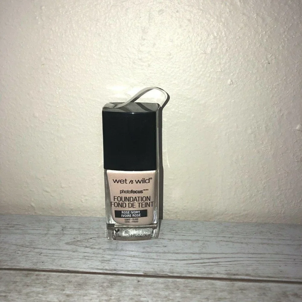 WET N WILD Photofocus Foundation #364C Rose Ivory/Light Cool, 1 Fl Oz/ 30ml.